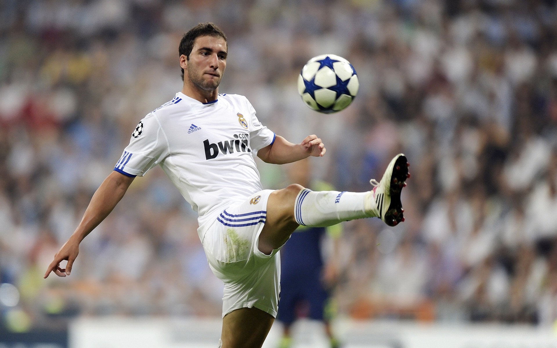 赛道内外，当F1街道赛焦点战遇上智利压哨绝杀牙买加